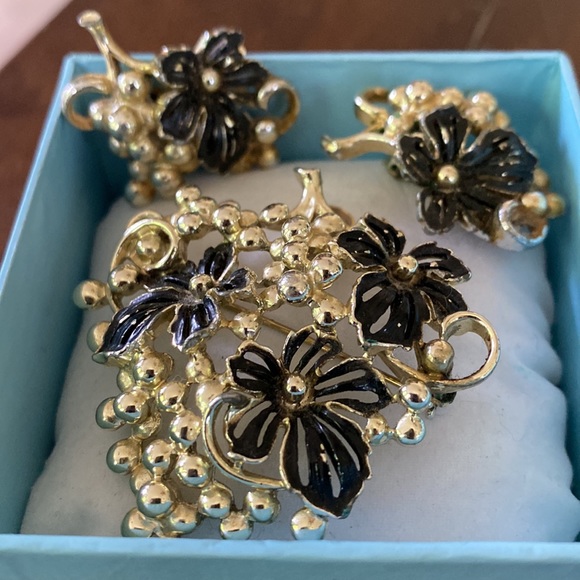 1960's SARAH COVENTRY — Black Iris Brooch/Pendant w/ matching clip on Earrings - Picture 2 of 7